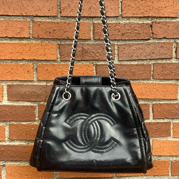 REPOSTING Authentic Chanel Cruise Line 2010-2011 Black Shoulder Bag - Picture 6 of 17